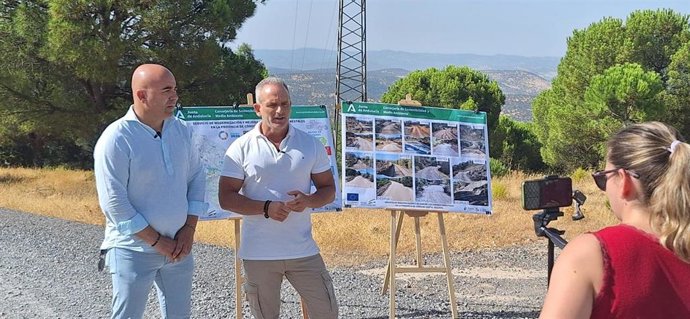 El delegado de Sostenibilidad, Medio Ambiente y Economía Azul, Rafael Martínez (izda.), en Espiel.