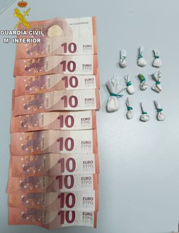 Papelinas de cocaína y dinero hallado en un trabajador de un centro de desintoxicación en Alcalá del Valle
