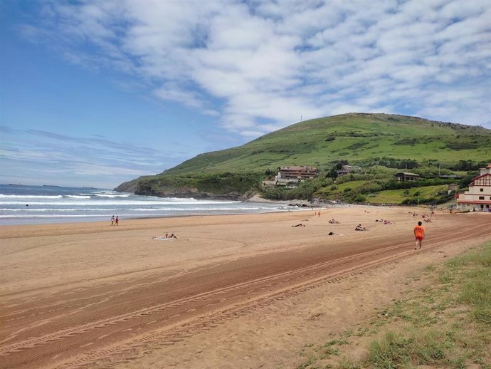 Archivo - Playa de La Arena (Bizkaia)