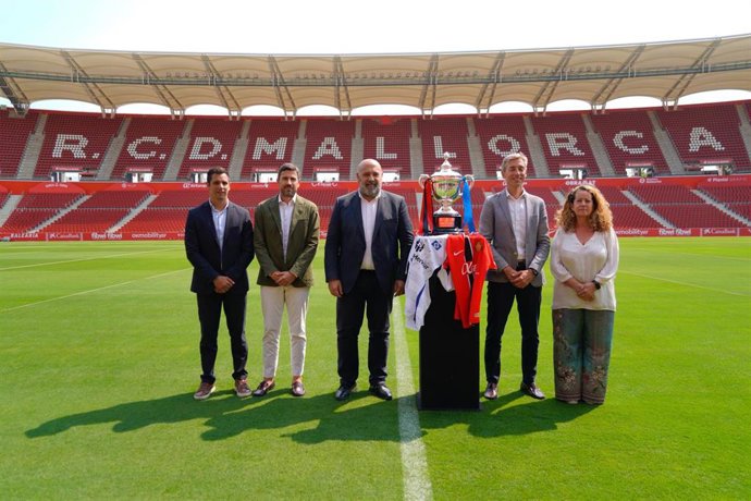 Fotografía institucional durante la presentación del Trofeo Ciutat de Palma.