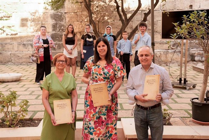 La alcaldesa de Beires, Carmen González, junto a la vicepresidenta de la Diputación de Almería Almudena Morales y el autor Antonio Juan Romero, con ejemplares del libro ‘La Taha de Lúchar’ durante el acto de entrega en el municipio.