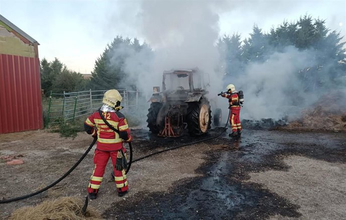 Extinción del incendio de un tractor en Valdeolea