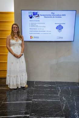 La delegada de Desarrollo Tecnológico, Transformación Digital y Juventud de la Diputación de Córdoba, Sara Alguacil, presenta el Plan de Equipamientos Informáticos.