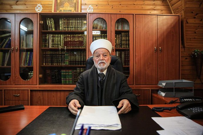 Archivo - March 21, 2023, Jerusalem, Israel: Mufti of Jerusalem and the Palestinian Territories, Chairman of the Supreme Fatwa Council, Sheikh Muhammad Hussein poses for a photo in Jerusalem. A group of Palestinians gather at Al-Aqsa Mosque to observe the