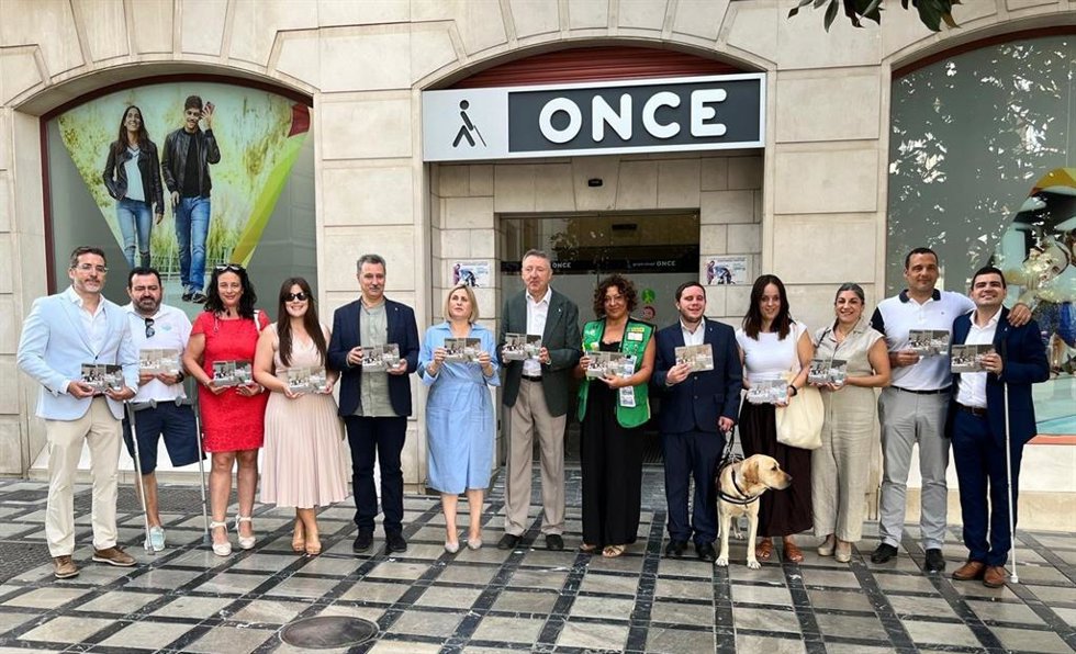 Foto de familia del Grupo Social ONCE en Granada.