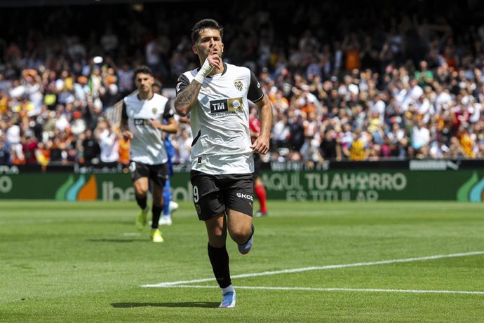 Archivo - Hugo Duro celebra un gol con el Valencia CF en LaLiga EA Sports 24-25