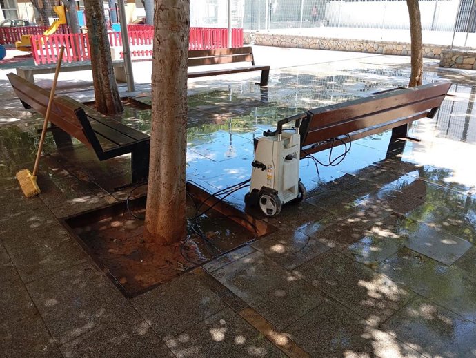 Cort repara el cerramiento vandalizado y limpia el parque infantil de la plaza Jorge Luis Borges.