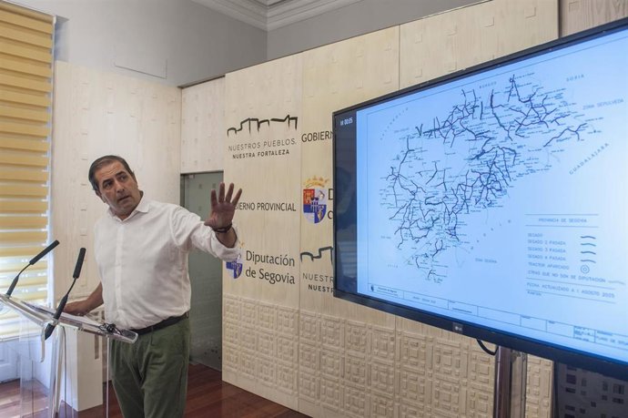 El diputado de Vías y Obras, Benjamín Cerezo, con el mapa de obras en las carreteras provinciales