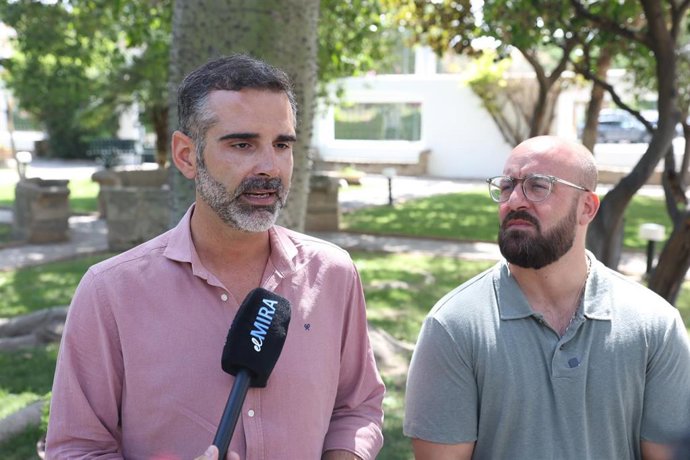 El consejero de Agricultura, Pesca, Agua y Desarrollo Rural, Ramón Fernández-Pacheco, junto al alcalde de El Puerto de Santa María, Germán Beardo, atendiendo a los medios.