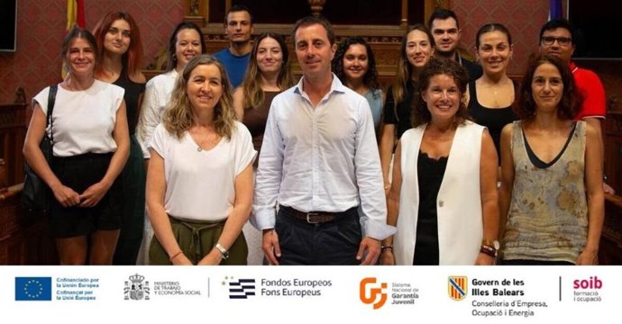 El presidente del Consell de Mallorca, Llorenç Galmés, dando la bienvenida a los jóvenes cualificados que se incorporarán a la institución insular