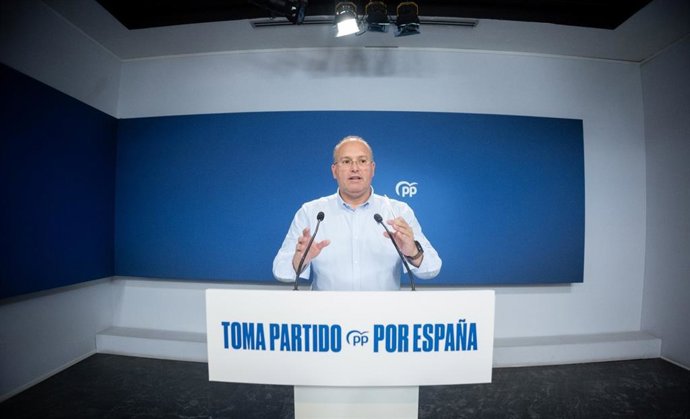 El secretario general del PP, Miguel Tellado, ofrece una rueda de prensa sobre asuntos de actualidad en la sede del PP de Madrid, el 6 de agosto de 2025.