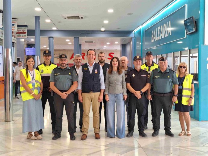 El subdelegado del Gobierno en Almería, José María Martín, y la presidenta de la APA, Rosario Soto, junto a responsables del dispositivo de seguridad de la OPE 2025 en el Puerto de Almería.
