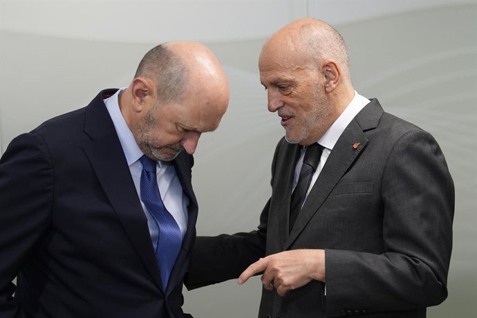 Archivo - Rafael Louzan, President of Spanish Football Federation RFEF, and Javier Tebas, President of LaLiga, during the Desayunos Deportivos Europa Press with Rafael Louzan, President of the RFEF, at Camilo Jose Cela University on May 06, 2025 in Milan,