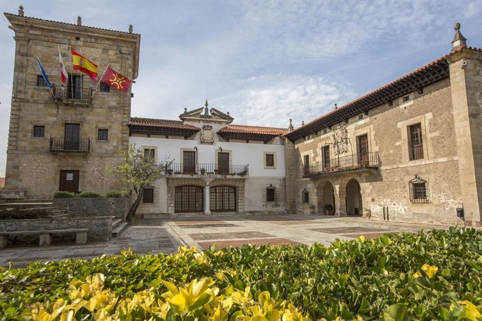 Archivo - Edificio del Ayuntamiento de Camargo en Muriedas