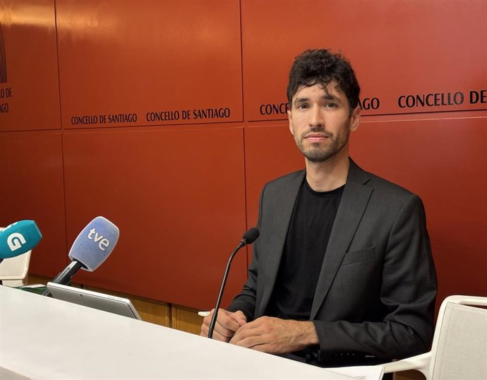 El concejal de Urbanismo del Ayuntamiento de Santiago de Compostela, Iago Lestegás, en rueda de prensa.