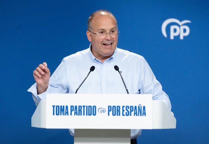 El secretario general del PP, Miguel Tellado, en una rueda de prensa desde la sede del partido en Madrid, a 6 de agosto de 2025.