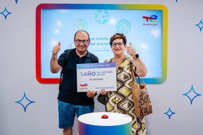 Dos vecinos de Grado, Mercedes Hevia y Benito García, ganadores de un año de consumo de luz gratis que sorteaba TotalEnergies en la Feria Internacional de Muestras de Asturias (Fidma), en el recinto ferial gijonés 'Luis Adaro'.