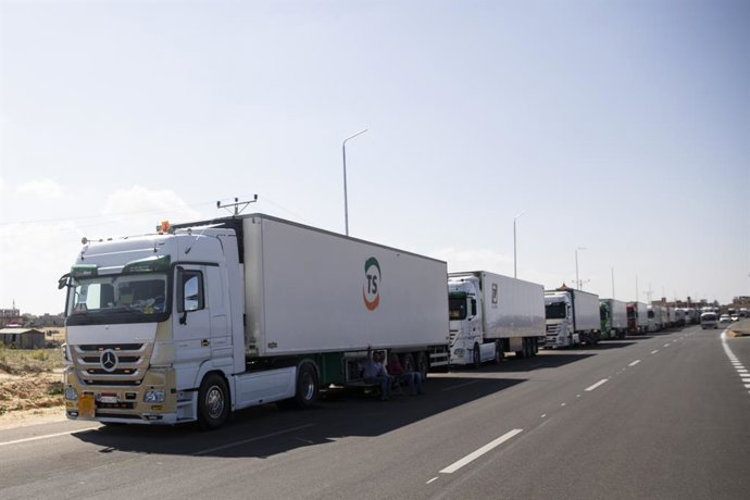 Archivo - 20 October 2023, Egypt, Arish: Aid convoy trucks loaded with supplies are seen at the Rafah border crossing between Egypt and the Gaza Strip. United Nations Secretary-General Antonio Guterres has called for "desperately" needed aid to be deliver