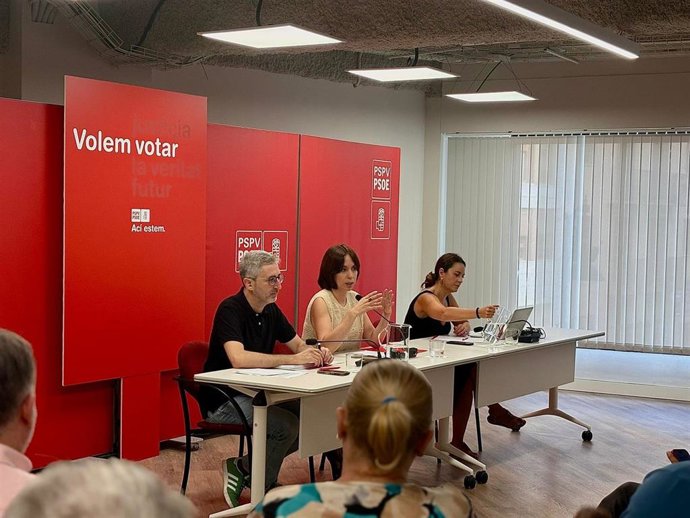 La secretaria general del PSPV-PSOE, Diana Morant,el secretario de Estado de Política Territorial, Arcadi España, y la próxima comisionada del Gobierno para la reconstrucción de la dana, Zulima Pérez, se reúnen con alcaldes.