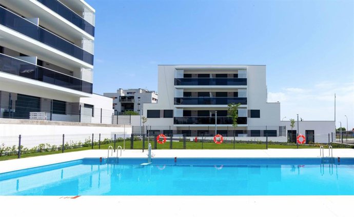 Piscina de la promoción del Plan VIVE I en Getafe de Avalon, SANJOSE y AEDAS Homes.