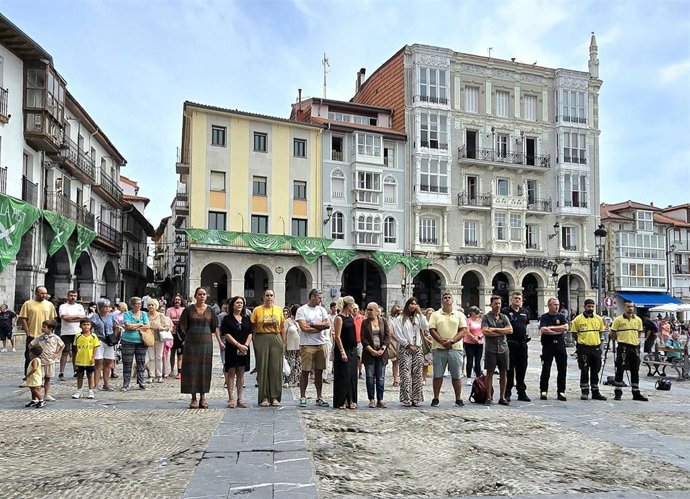Minuto de silencio en Castro Urdiales por el fallecimiento del menor de 12 años que cayó en una zona rocosa de Cotolino