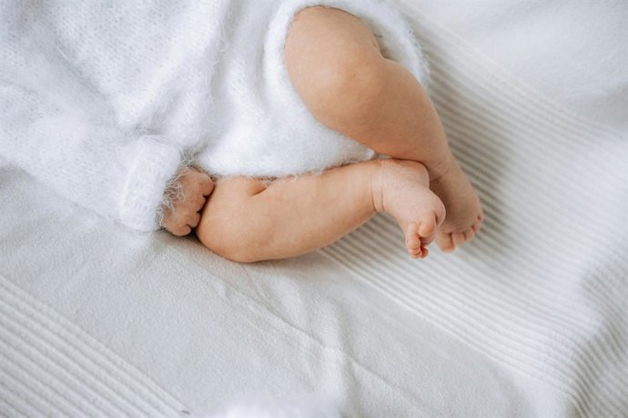 Esse truque caseiro branqueia as roupas brancas sem alvejante ou máquina de lavar: apenas dois ingredientes e com o respaldo da ciência.