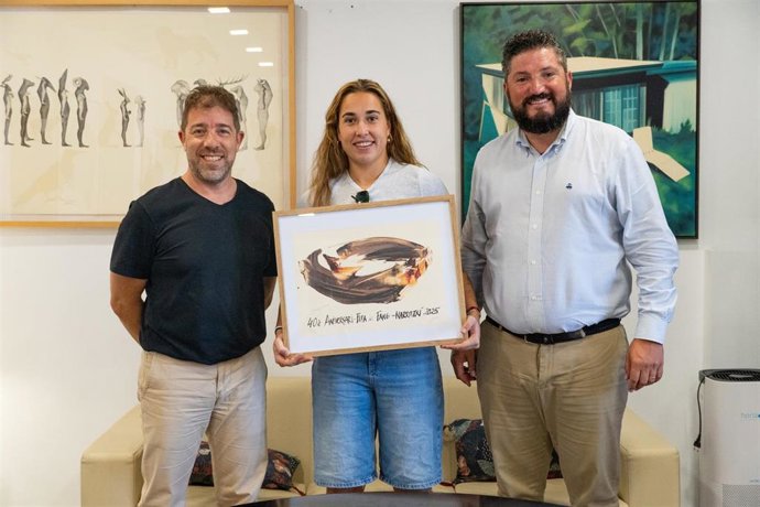 La portera del FC Barcelona y la Selección Española, Cata Coll, junto a las autoridades de Marratxí