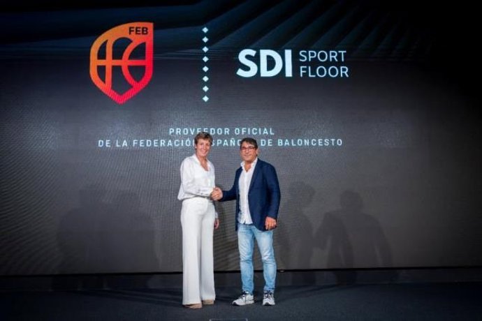 Imagen de la renovación del acuerdo entre la FEB y SDI Sports Floor hasta 2028.