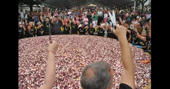 O Carballiño (Ourense) se corona de nuevo con la tapa de pulpo más grande del mundo