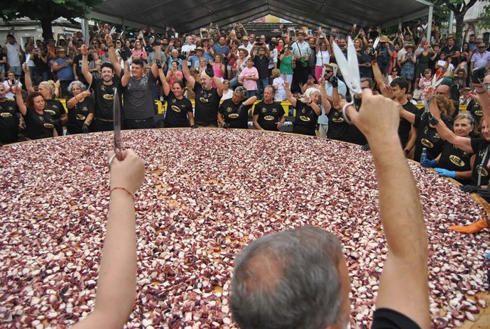 Elaboración de la tapa de pulpo más grande del mundo en el municipio ourensano de O Carballiño