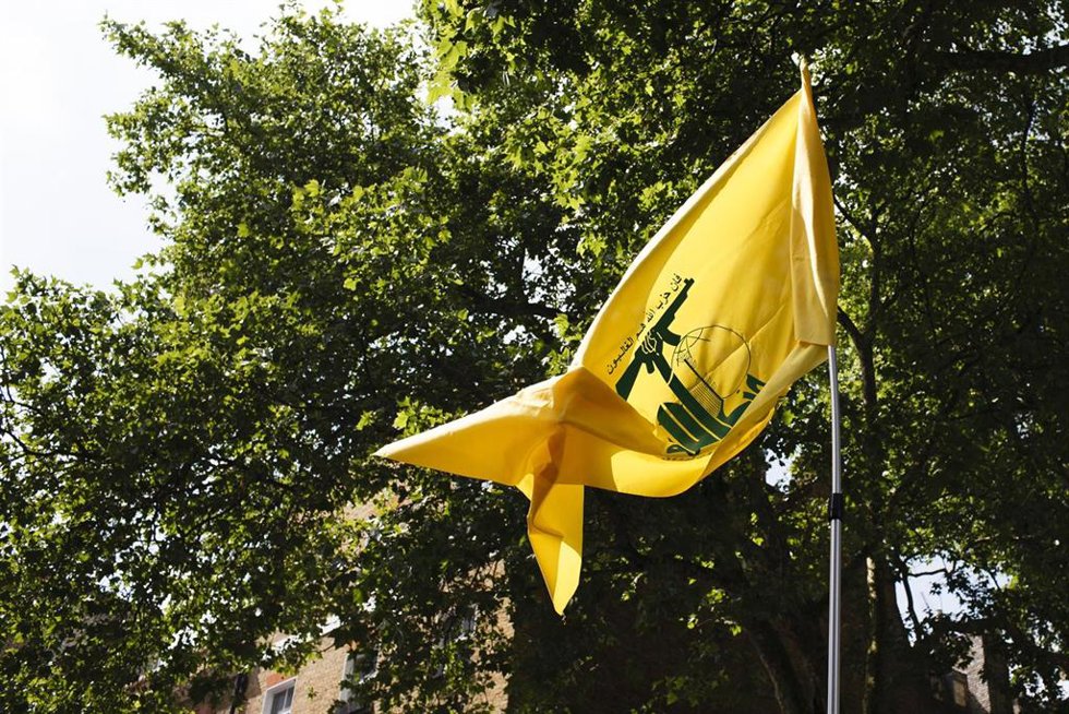 Archivo - Una bandera de Hezbolá en una imagen de archivo.