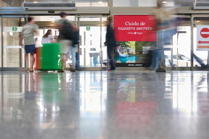 Uno de los vinilos colocados en el aeropuerto de Noáin.
