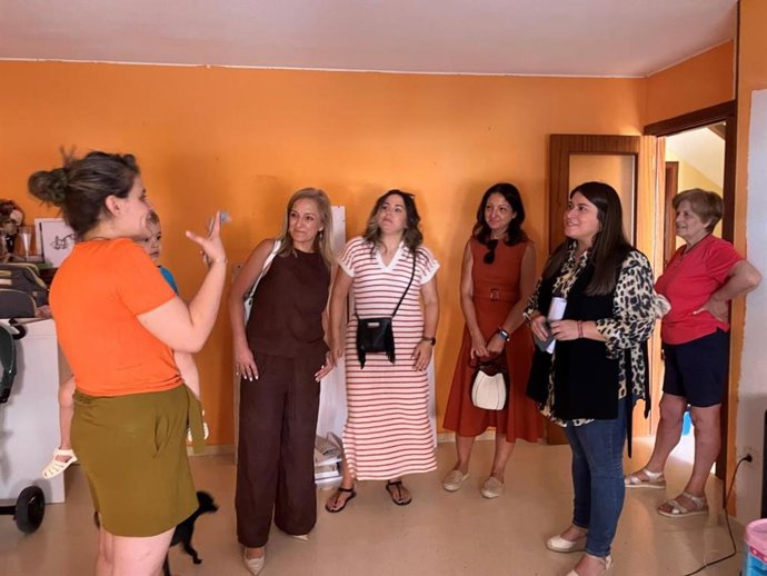 La directora general de Vivienda, Salu García Alfaro, ha visitado, junto con alcaldesa de Belmonte, Cristina Delgado, y la delegada de Fomento en la provincia de Cuenca, Ana Ponce; una vivienda rehabilitada .
