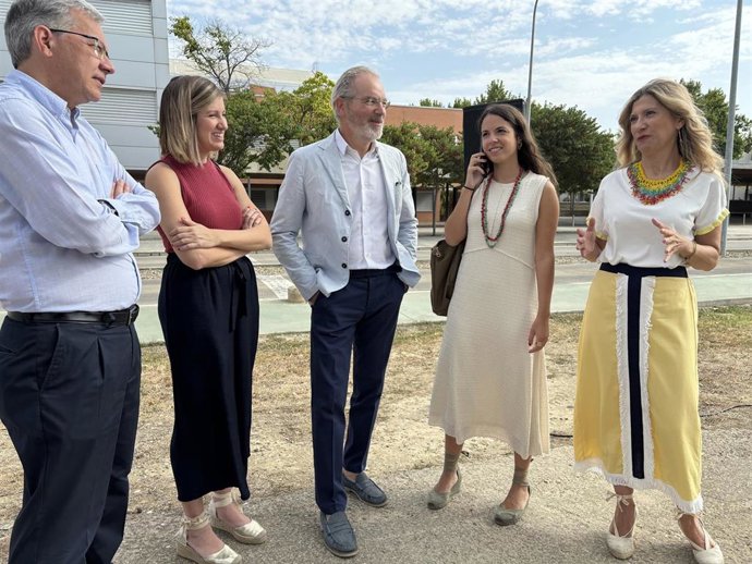 La vicepresidenta del Gobierno de Aragón, Mar Vaquero, con representantes de IDOM.