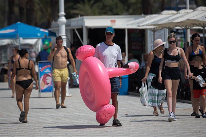 Un hombre sujeta una colchoneta, a 5 de agosto de 2025, en Vigo, Pontevedra, Galicia (España).