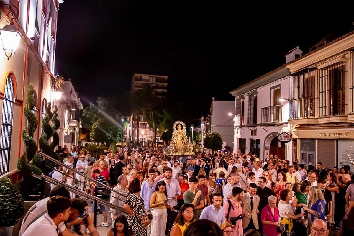 Bendecido el Manto de los Devotos de la Virgen del Águila de Alcalá (Sevilla) por el 25 aniversario de la coronación