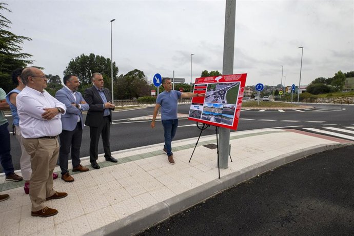 El Consejero De Fomento, Vivienda, Roberto Media, Inaugura La Nueva Rotonda De Puente Arce Junto Al Alcalde De Piélagos, Carlos Caramés