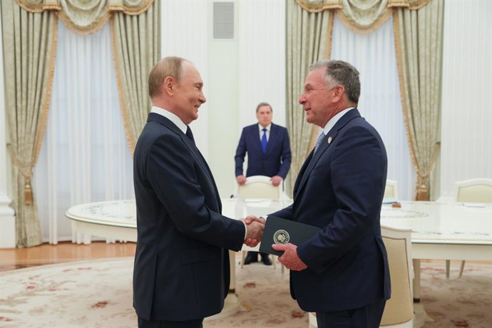 RÚSSIA, MOSCOU - 6 DE AGOSTO DE 2025: O presidente da Rússia, Vladimir Putin (à esq.), e o enviado especial do presidente dos EUA para o Oriente Médio, Steve Witkoff, apertam as mãos durante uma reunião no Kremlin
