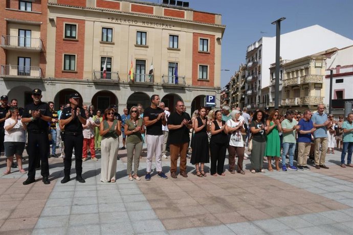 Minuto de silencio en Don Benito por el asesinato de una mujer