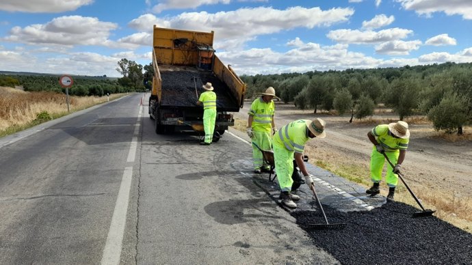 Archivo - Imagen de obras de conservación de en una carretera de Córdoba en una imagen de archivo.