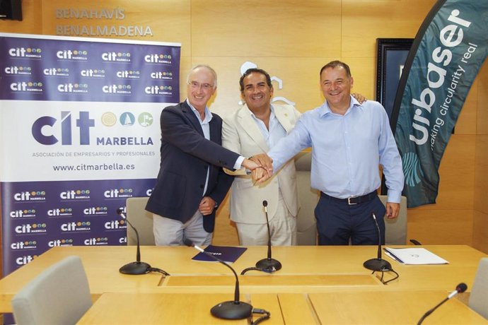 El presidente de la Mancomunidad de Costa del Sol, Manuel Cardeña, el director de tratamiento de Urbaser en Andalucía, Óscar Naranjo, y el vicepresidente de CIT Marbella, Francisco Montero.