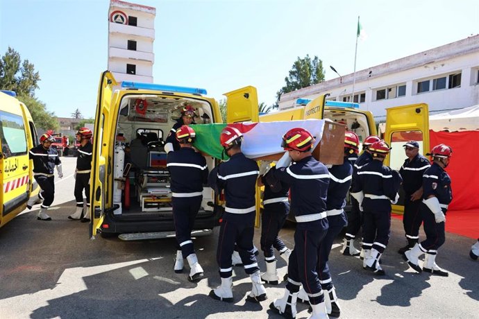 Ceremonia tras la muerte de cuatro personas al estrellarse un avión de Protección Civil de Argelia en Jijel