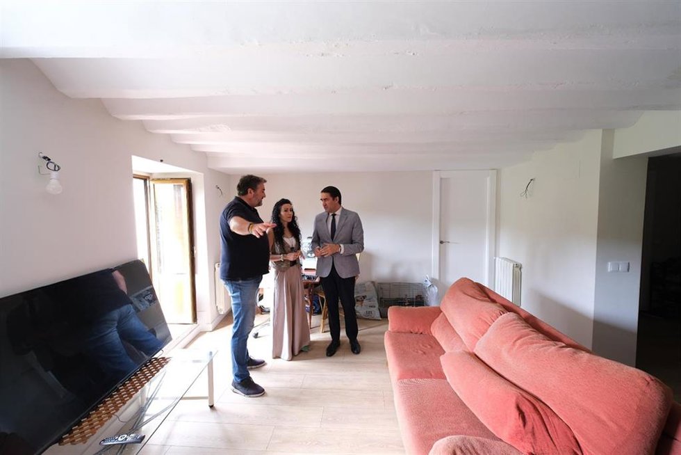 Suárez Quiñones visita una de las viviendas rehabilitadas en Rubena (Burgos)