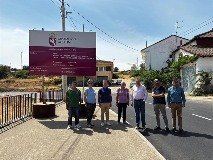 Visita del diputado de Infraestructuras, Roberto Aller, a la carretera LE-6445 en el tramo entre Otero y Vega de Magaz.