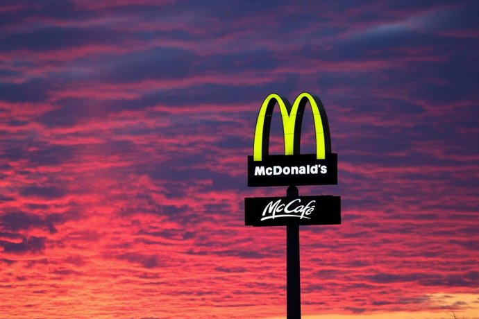 Archivo - FILED - 30 November 2020, Thüringen, Gera: The evening sky lights up behind a McDonald's logo. Photo: Jan Woitas/dpa-Zentralbild/dpa