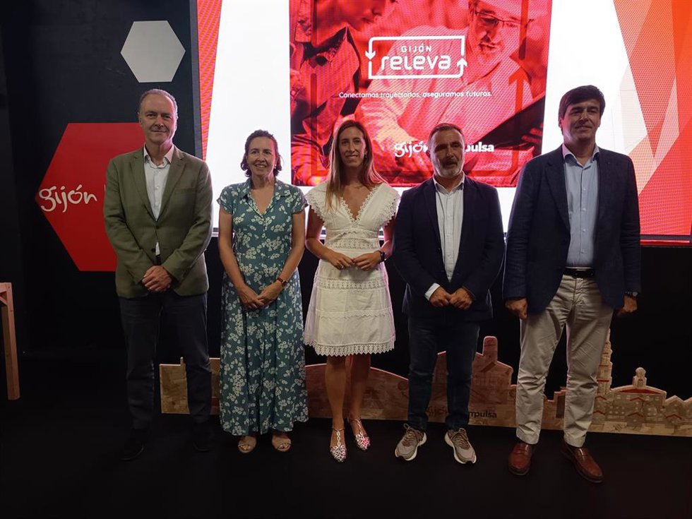 La vicealcaldesa de Gijón y concejala de Economía, Empleo, Turismo e Innovación, Ángela Pumariega, junto a otros participantes del programa Gijón Releva, en la 68 Feria Internacional de Muestras de Asturias, en Gijón.