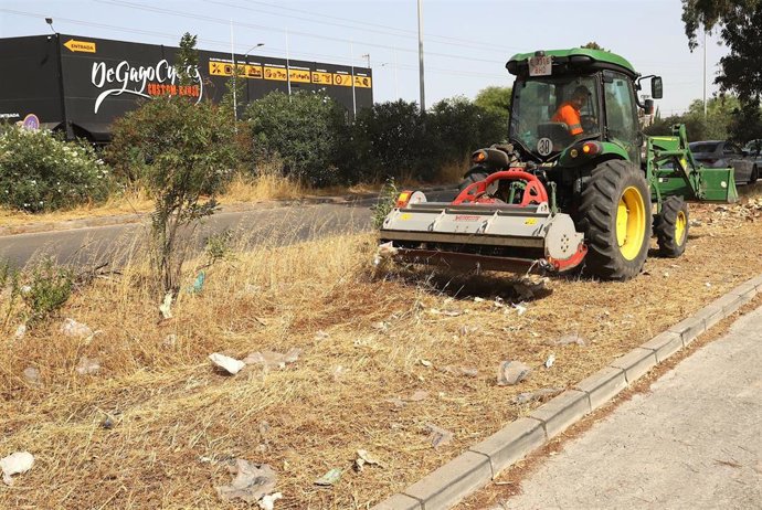 Un operario municipal en tareas de desbroce en el polígono industrial El Portal en Jerez de la Frontera