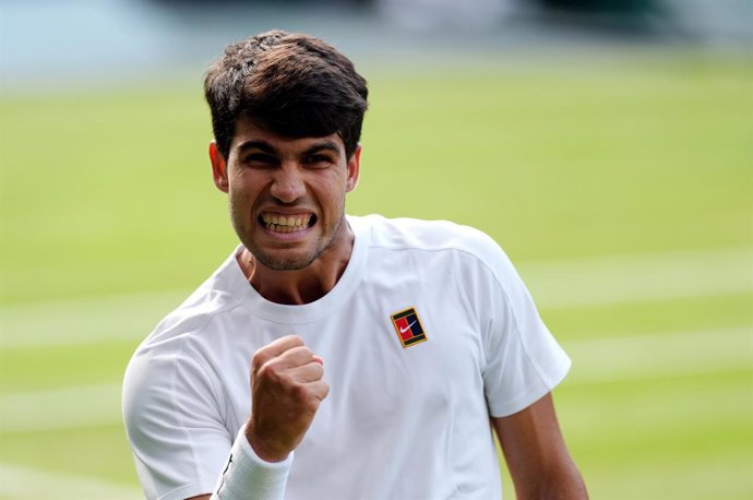13 de julho de 2025, Reino Unido, Londres: O tenista espanhol Carlos Alcaraz comemora após vencer um ponto contra o italiano Jannik Sinner durante a final individual masculina no décimo quarto dia do Wimbledon Championships de 2025 no All England Lawn Te