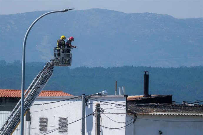 Varios bomberos sofocan el fuego, a 6 de agosto de 2025, en Rianxo, A Coruña, Galicia (España). Alrededor de las 13 horas de este miércoles se ha desplegado un operativo para sofocar un incendio que se ha producido en la conservera Miramar de Rianxo. Los 