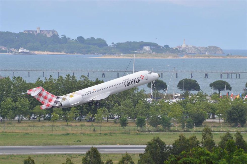 Archivo -   Avión de Voletea desde el Seve Ballesteros